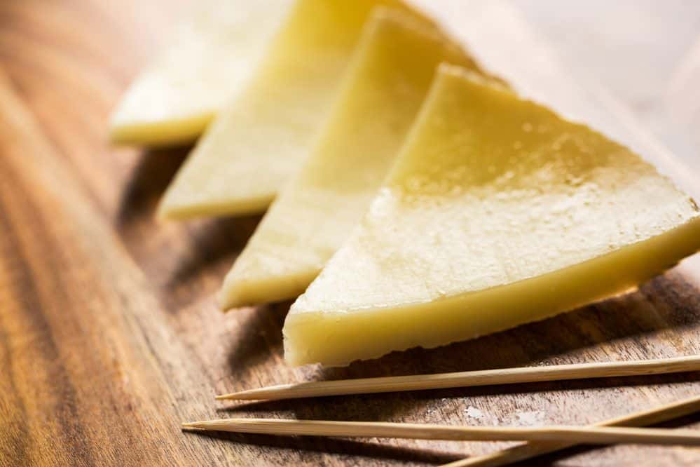 como cortar queso manchego