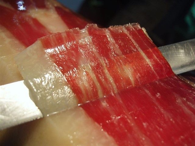 cutting ham