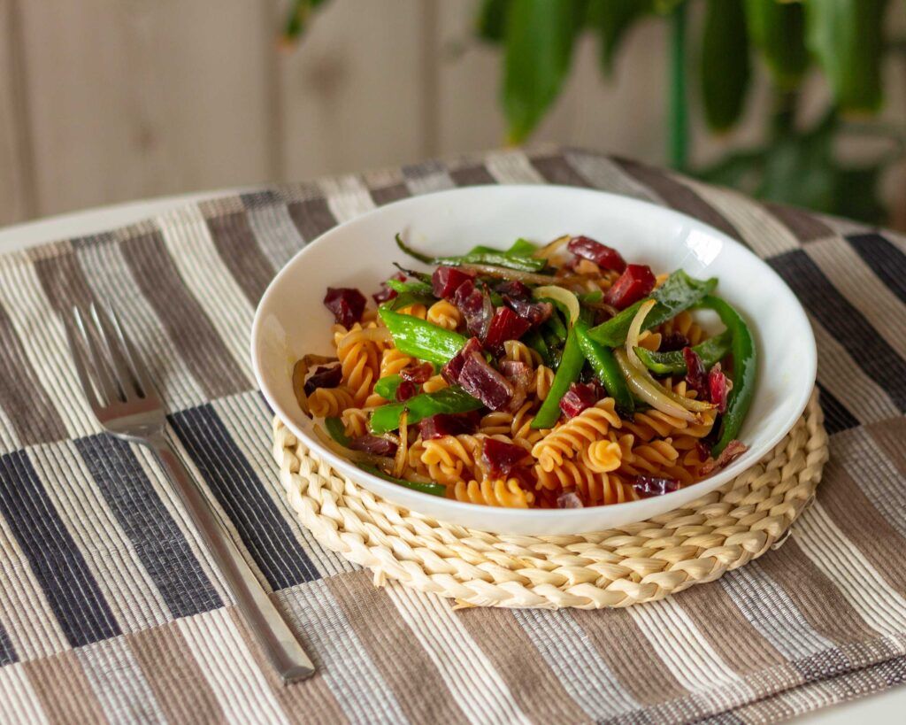 Pasta aus Linsen mit Schinken und Paprika