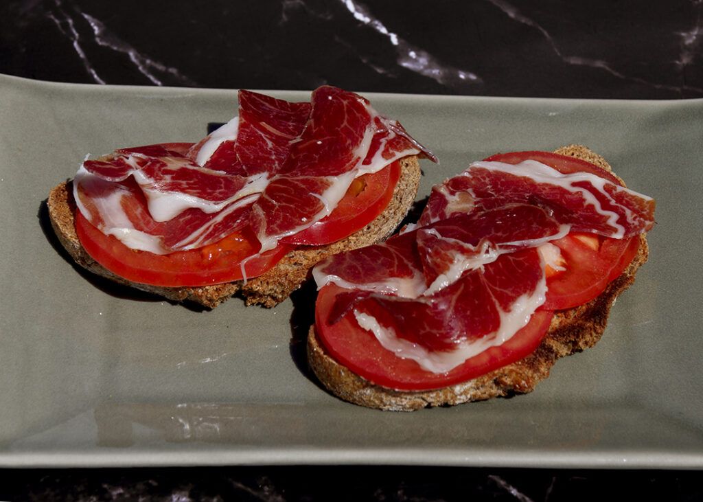 ham and tomato montadito
