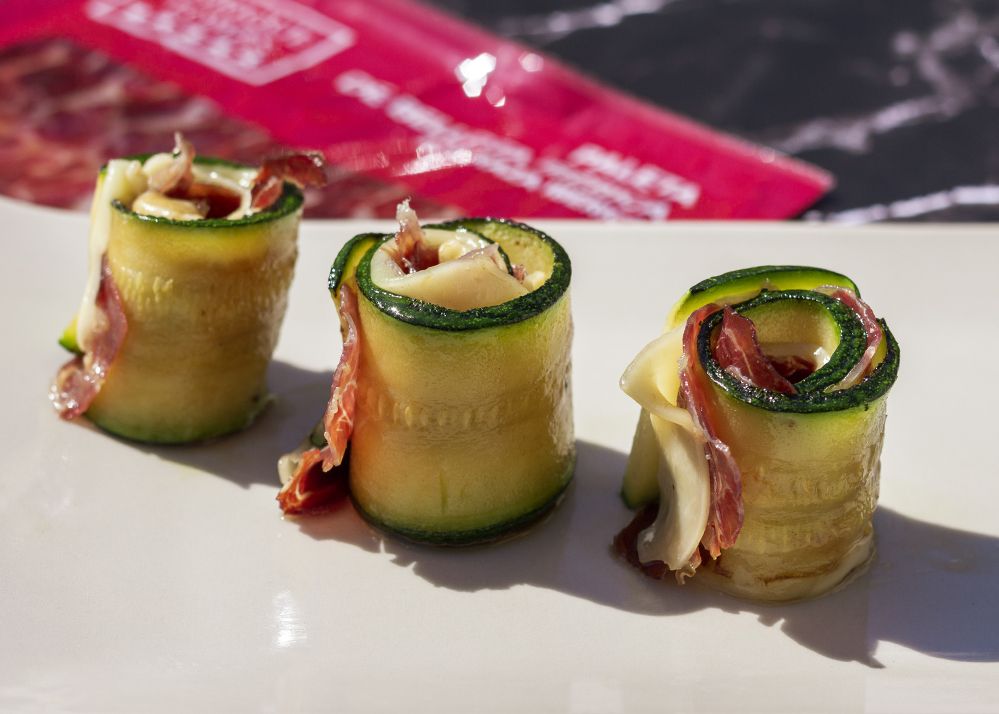 Gourmet-Tapa mit Zucchini und Jamón