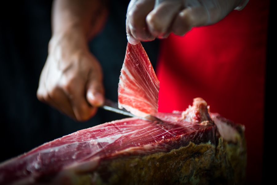 Come tagliare il prosciutto spagnolo?