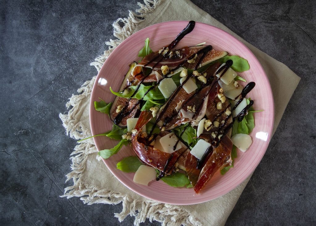 Ensalada de jamón, higos y parmesano