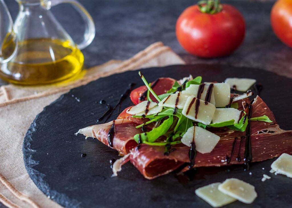 Tomaten-Carpaccio mit iberischem Jamón