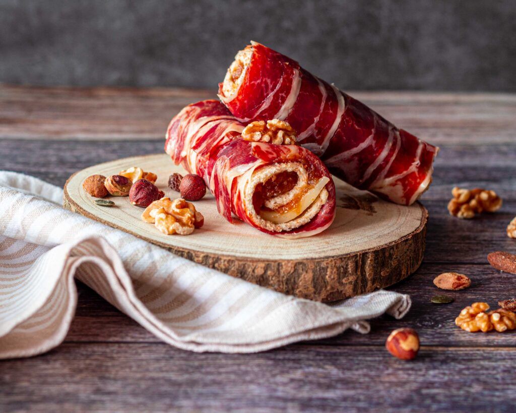 Röllchen mit Quittengelee, Jamón Ibérico und Käse