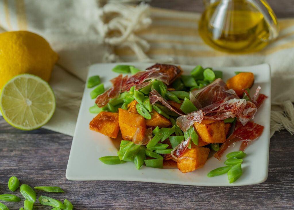 Salat aus Bohnen, Süßkartoffeln und iberischem Schinken