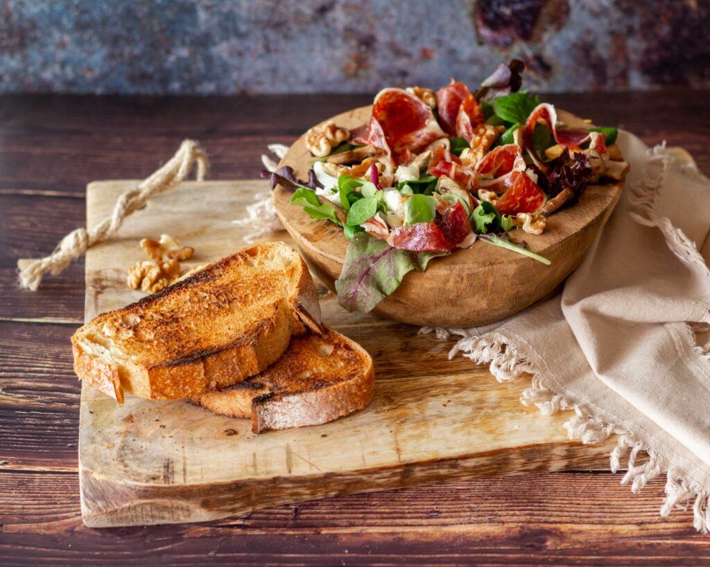 Salade de champignons, fromage de chèvre et jambon ibérique