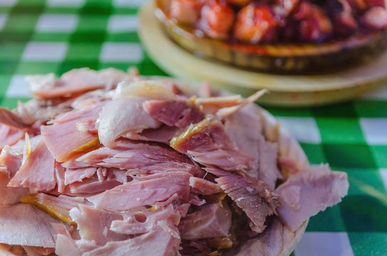 Le differenze tra la pancetta e il Jamón sono molte, come la parte del maiale, la stagionatura, l'origine, il prezzo e il consumo. ✅ Da Enrique Tomás te le spieghiamo. ✅