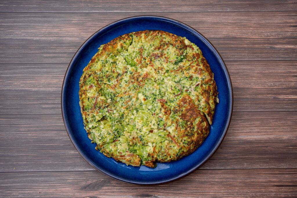 Tortilla de brócoli con virutas de jamón