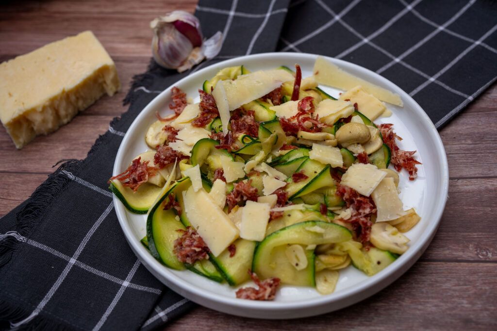 Zucchini mit Schinken und Champignons