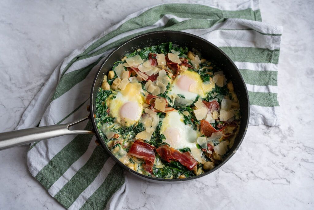 Épinards brouillés avec jambon, champignons et œuf