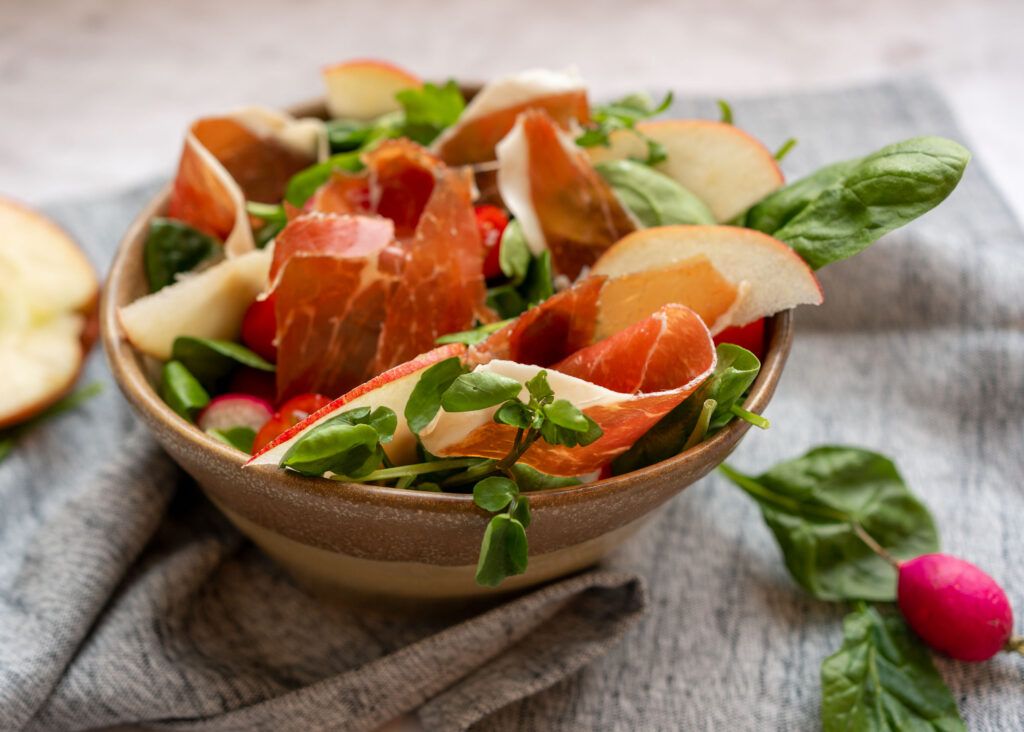 Leichter und frischer Spinatsalat mit Jamón