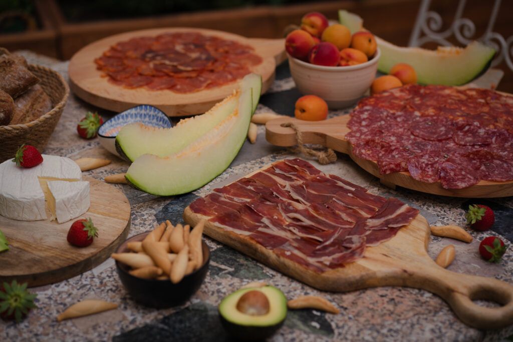 Table de jambons ibériques et fruits de saison